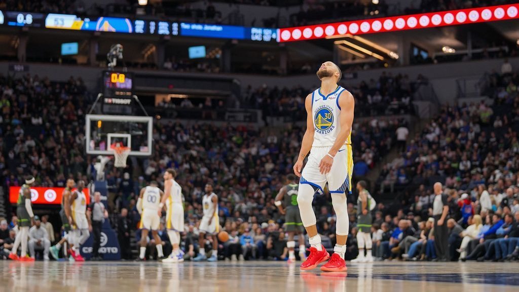 Curry Surprised by Bench Time in Crucial Moments; Kerr Explains Decision